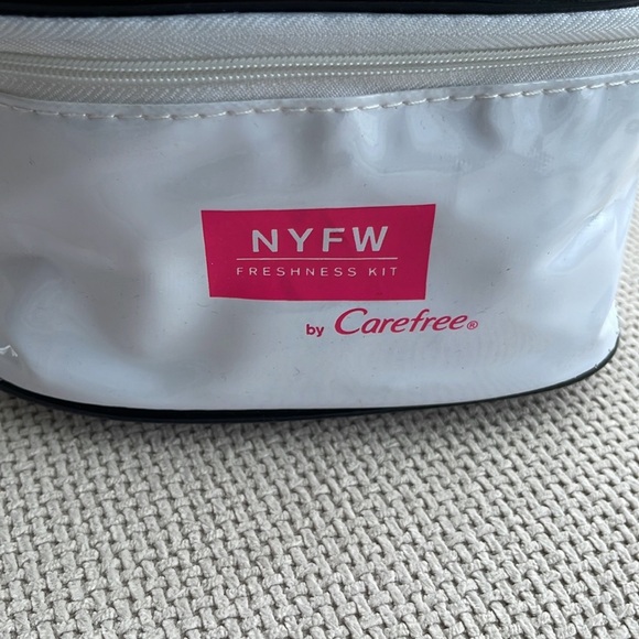 New York Fashion Week Cosmetic Case White/Black - Picture 2 of 4